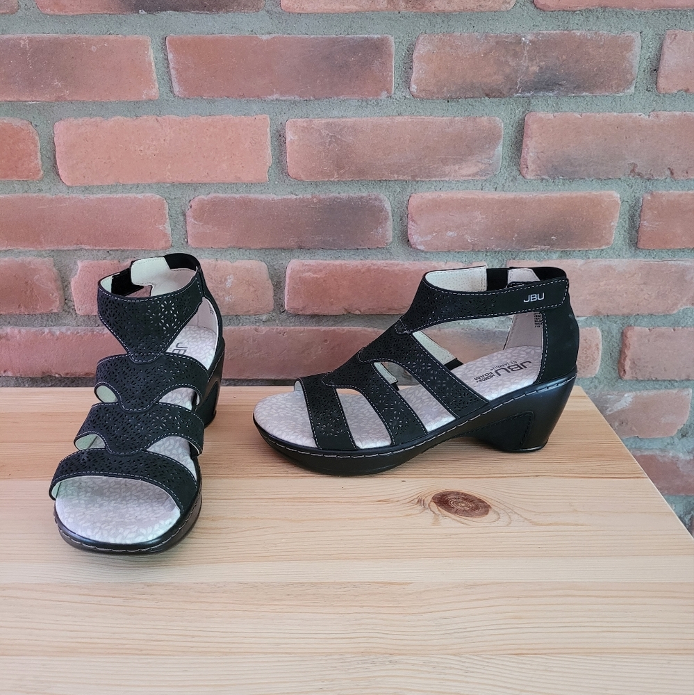 Size 7 sandals NWT JBU